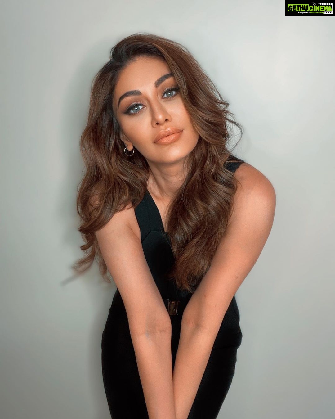 Shefali Jariwala Instagram - Calm over chaos. Or vice versa!? #sassy #attitude . . . #friday #mood #tgif #goodvibes #fridayfeeling #fun #pic #instadaily