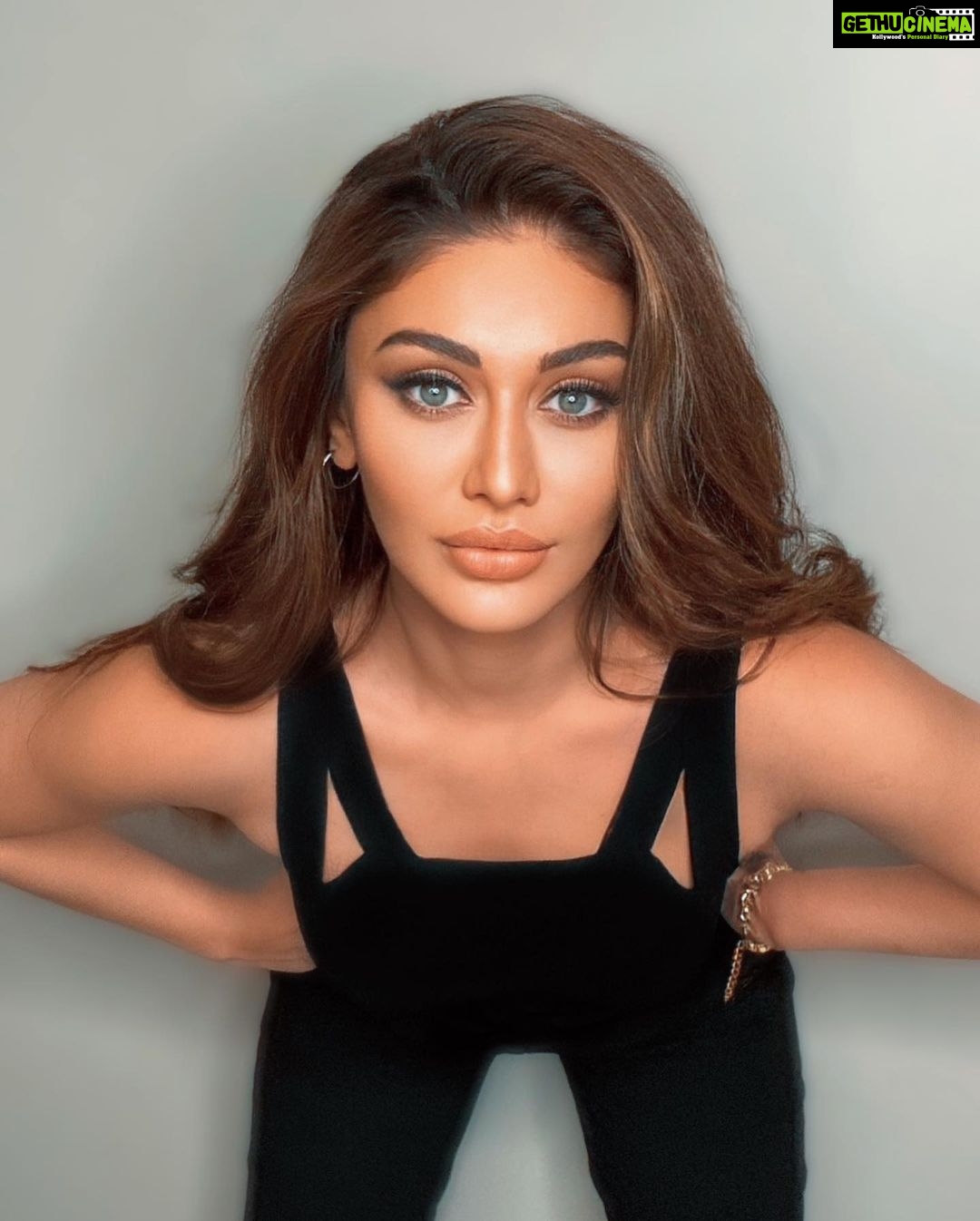 Shefali Jariwala Instagram - Calm over chaos. Or vice versa!? #sassy #attitude . . . #friday #mood #tgif #goodvibes #fridayfeeling #fun #pic #instadaily