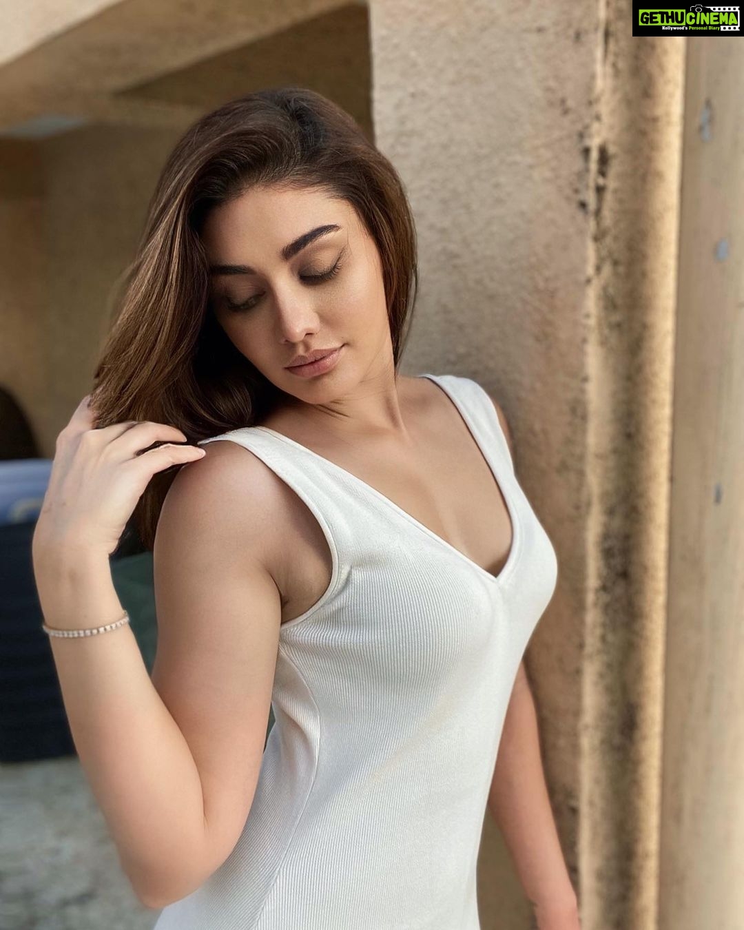 Shefali Jariwala Instagram - In a golden state of mind … #mindsetiseverything . . . #positivity #sunshine #smile #classy #sassy #smilemore #tgif #weekendvibes #fridaymood #instadaily