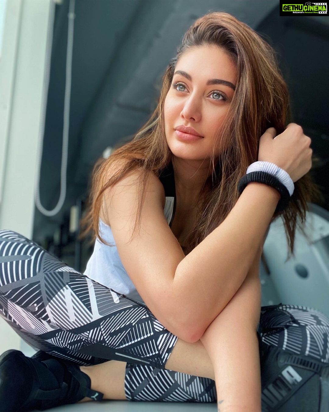 Shefali Jariwala Instagram - My favourite spot at the gym, where AC is the strongest, light is the brightest and heart is happiest ! #gym #love . . . #fitgirl #workoutmotivation #gymlife #strongnotskinny #sweatitout #happygirl #spreadlove #fitness #lifestyle #instapic #mondaymotivation