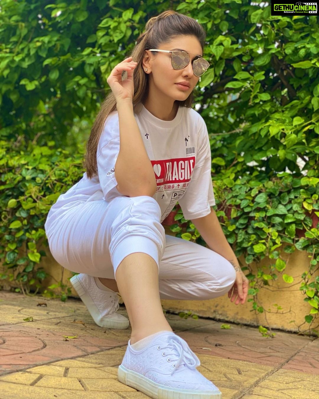 Shefali Jariwala Instagram - #tgif . . . #outdoors #sunnyday #fridayvibes #friday #pic #goodtimes #positivity #besafe #spreadlove #instadaily
