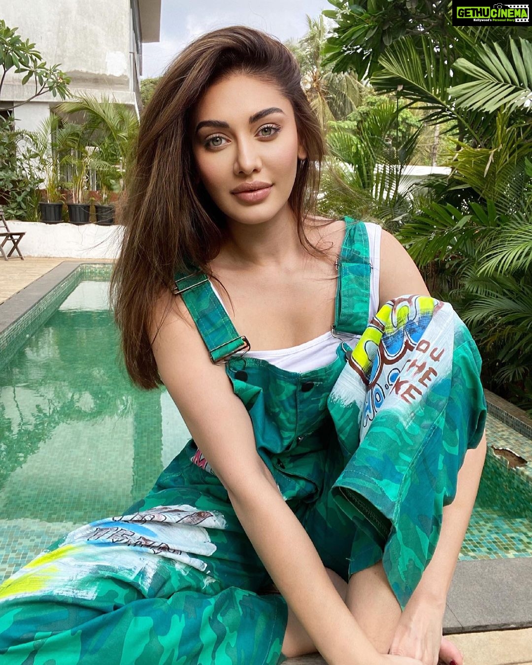 Shefali Jariwala Instagram - I find my happiness where the sun shines... #positivevibes #naturelovers @wanderlustbysahiba . . #nomondayblues #stayhomestaysafe #greenery #livelife #gratitude #mondaymotivation #monday #picture