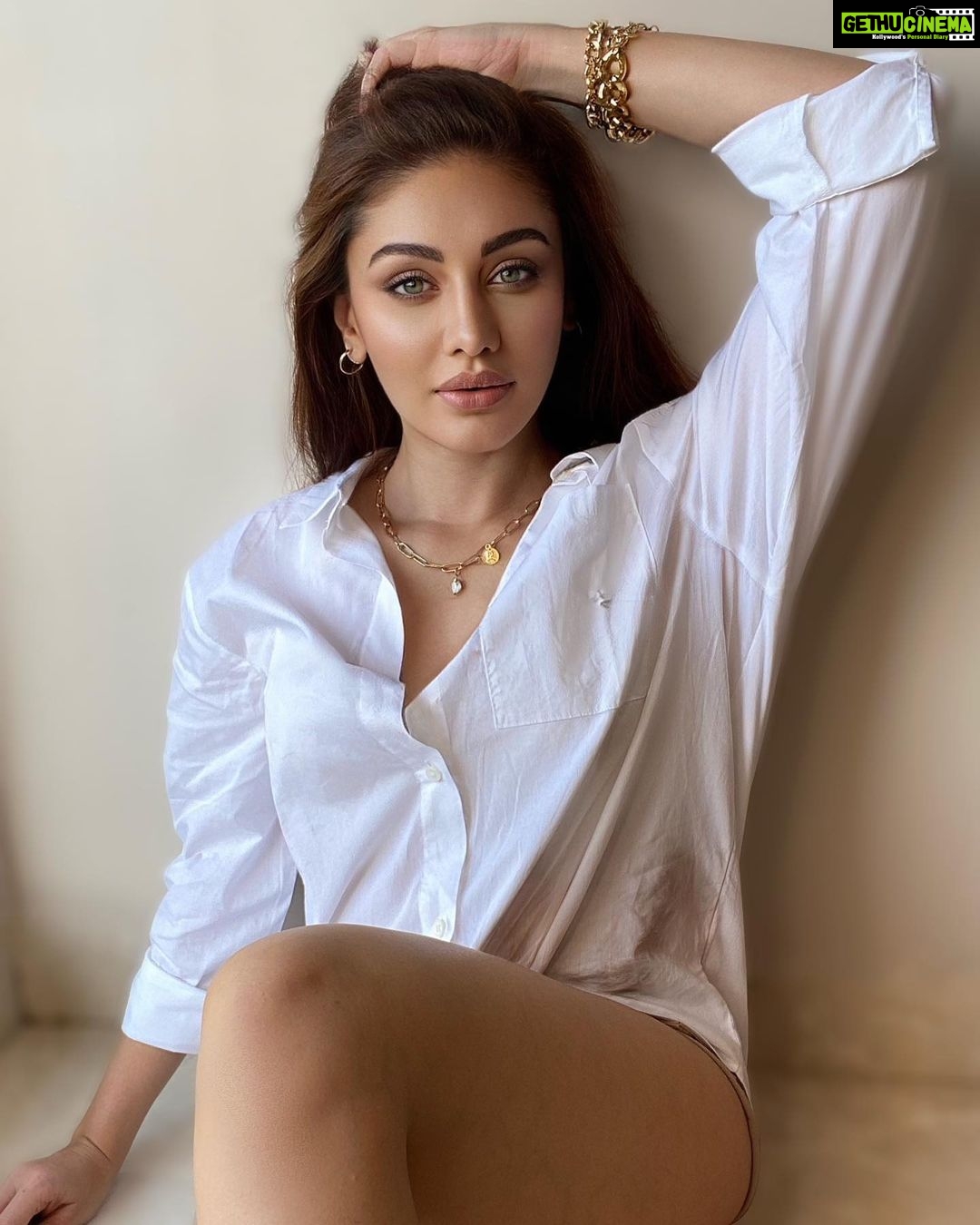 Shefali Jariwala Instagram - Sometimes, Colors can be too demanding! #white #color . . . #tuesday #vibes #picoftheday #whiteshirt #simple #classy #instadaily #athome #besafe #summertime