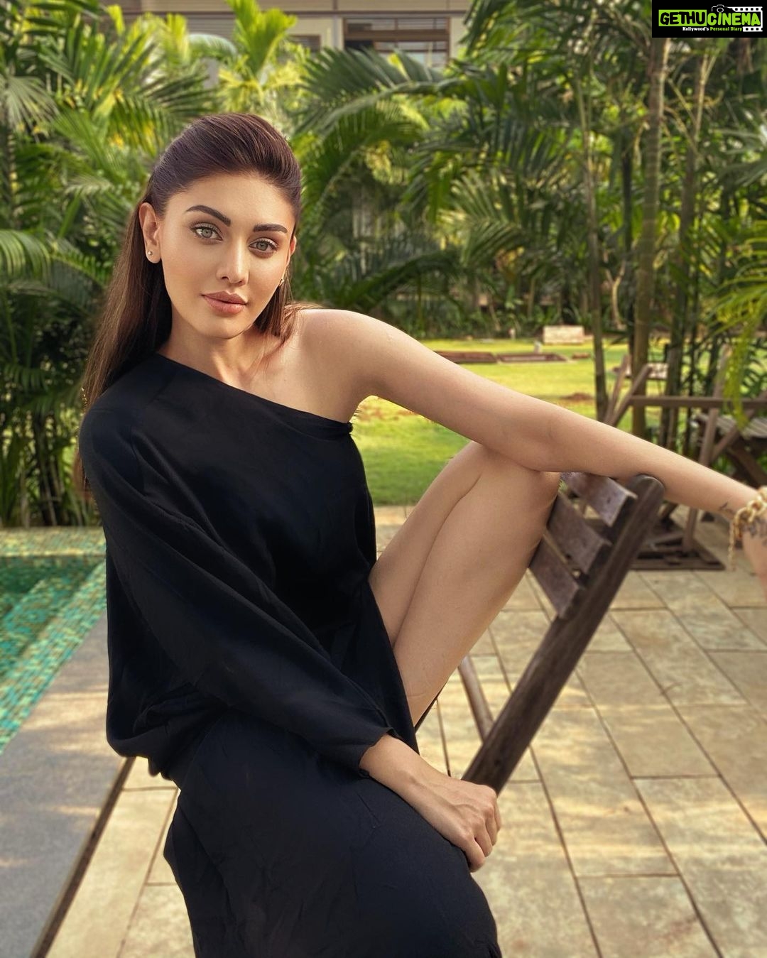 Shefali Jariwala Instagram - Uff yeh #garmi ! #summervibes . . . #summer #love #saturday #mood #goodvibes #poolside #chilling #pictureoftheday #instagood