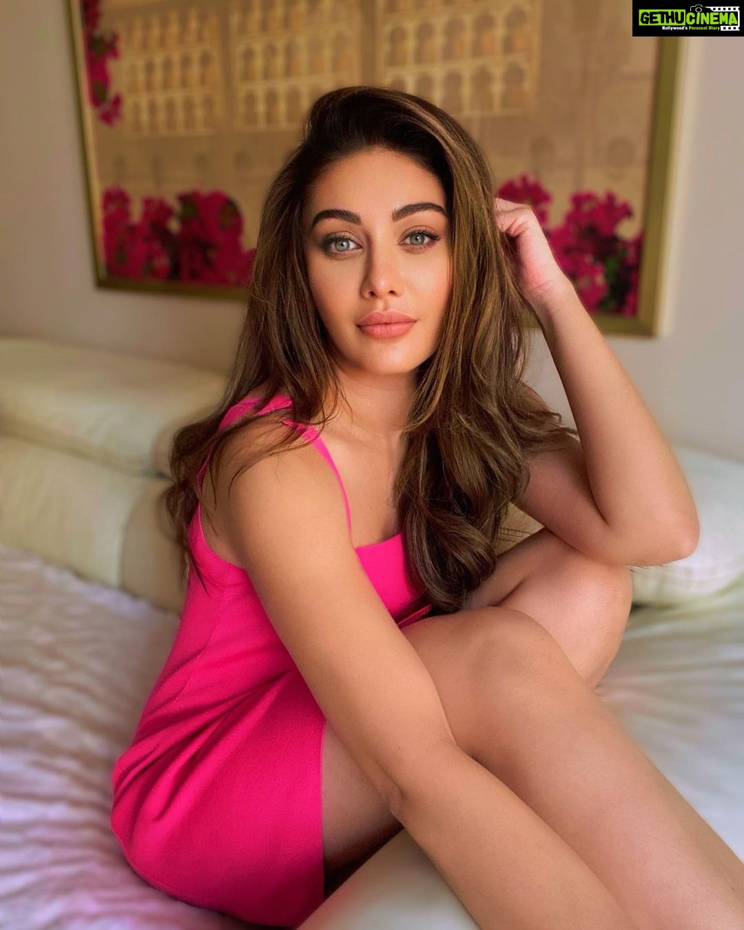 Shefali Jariwala Instagram - Sending love & positivity ❤️❤️❤️ #love #positivevibes . . . #spreadlove #spreadpositivity #weekend #instamood #stayhome #staysafe