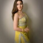Shefali Jariwala Instagram - Wishing you a day filled with love , laughter and happy moments. Eid Mubarak to you and your family ! #eidmubarak Outfit by @gopivaiddesigns . . . #eid #pic #eid2021 #celebration #hapiness #friday #positivity #love #instadaily #tgif #stayhomestaysafe