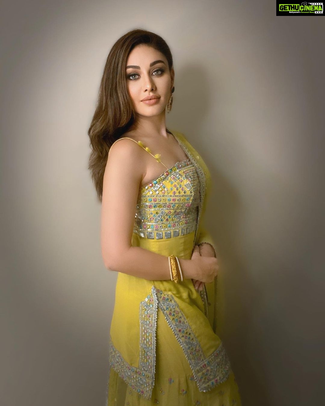 Shefali Jariwala Instagram - Wishing you a day filled with love , laughter and happy moments. Eid Mubarak to you and your family ! #eidmubarak Outfit by @gopivaiddesigns . . . #eid #pic #eid2021 #celebration #hapiness #friday #positivity #love #instadaily #tgif #stayhomestaysafe