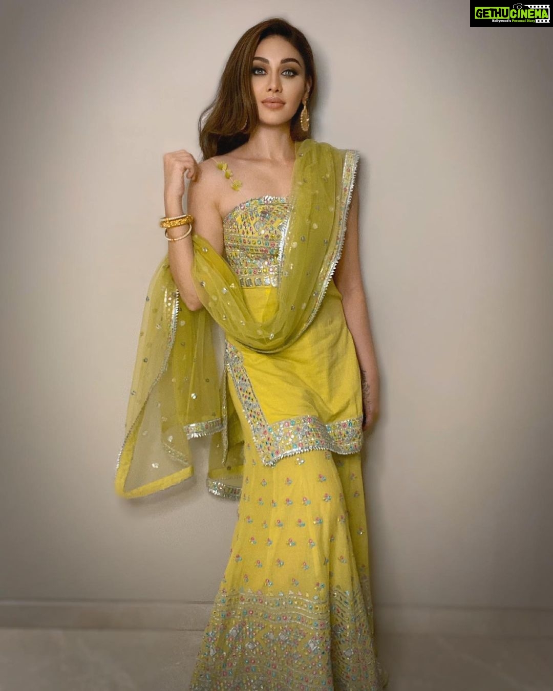 Shefali Jariwala Instagram - Wishing you a day filled with love , laughter and happy moments. Eid Mubarak to you and your family ! #eidmubarak Outfit by @gopivaiddesigns . . . #eid #pic #eid2021 #celebration #hapiness #friday #positivity #love #instadaily #tgif #stayhomestaysafe