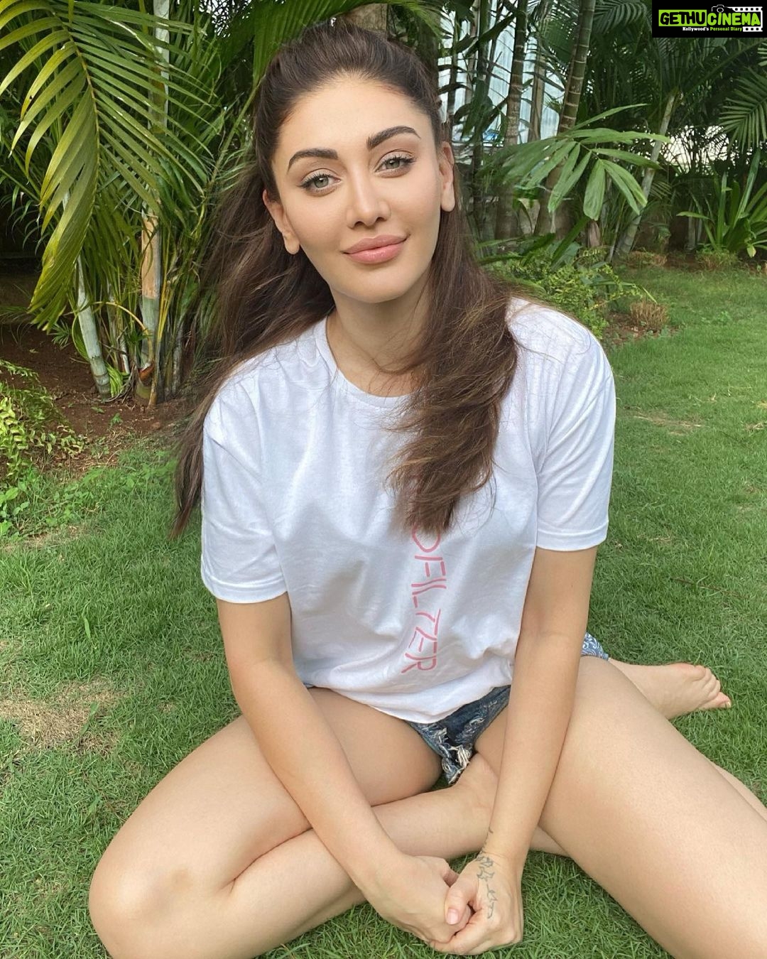 Shefali Jariwala Instagram - Beating the #mondayblues #positivevibes #smile . . . #stayhomestaysafe #mondaymotivation #smilemore #goodvibes #summer #vibes #instadaily
