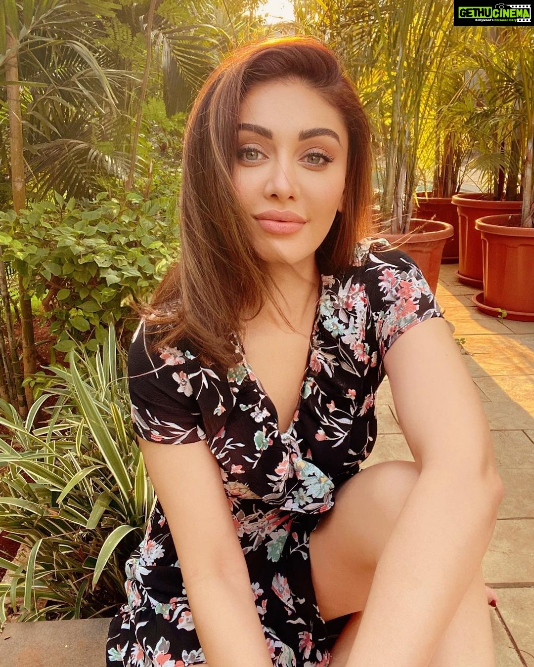 Shefali Jariwala Instagram - Spread positivity...don’t matter how big or small - Beyoncé #smile #positivevibes . . . #positivity #positiveenergy #smilemore #wednesdaywisdom #wednesday #pic #instadaily #staysafe #togetherwecan