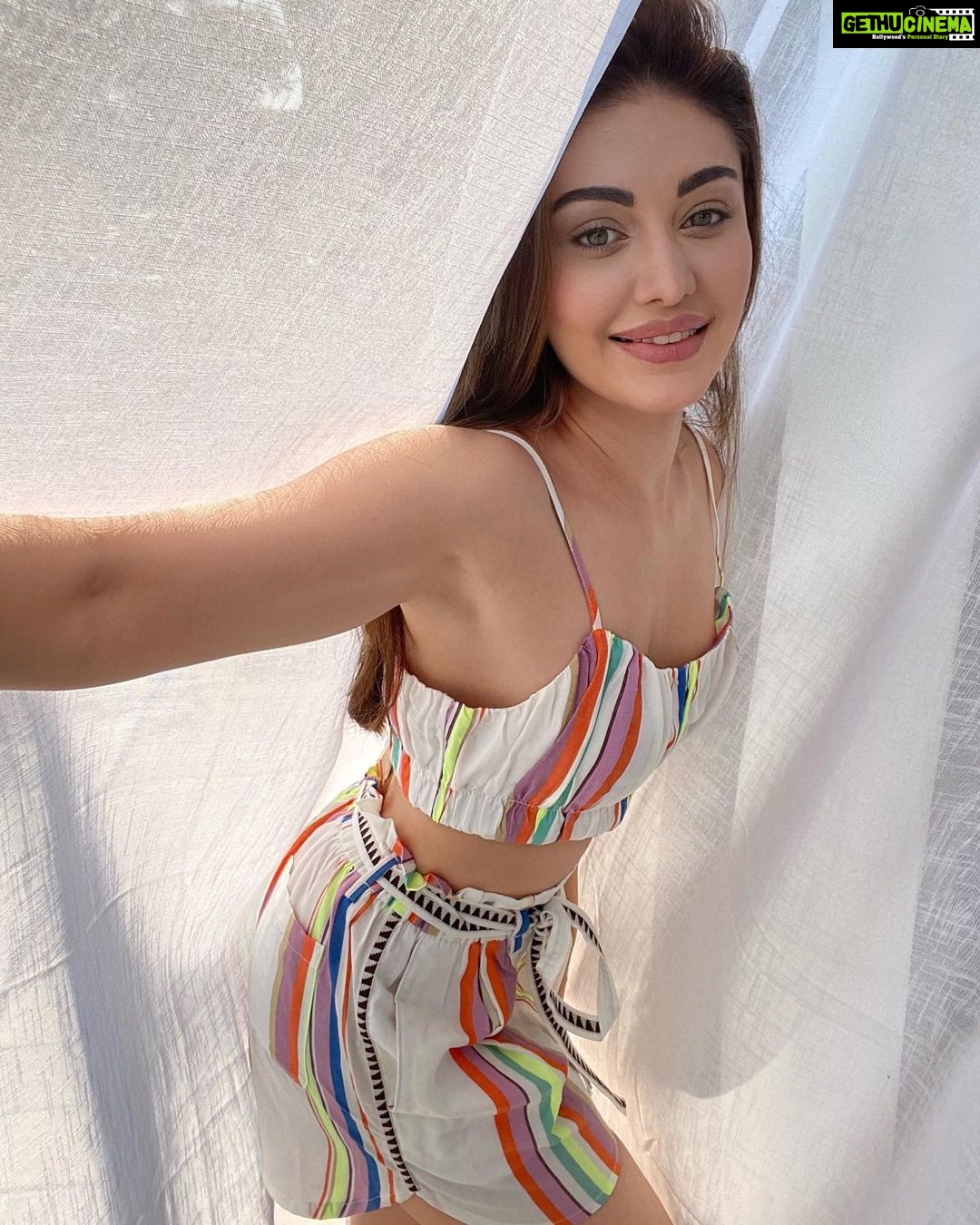Shefali Jariwala Instagram - It’s a beautiful day to laugh... Come join me in my laughter therapy !! #worldlaughterday #happiness . . . #smile #spreadlove #spreadpositivity #goodvibes #inthistogether #staystrong #stayhomestaysafe #sundayfunday #love