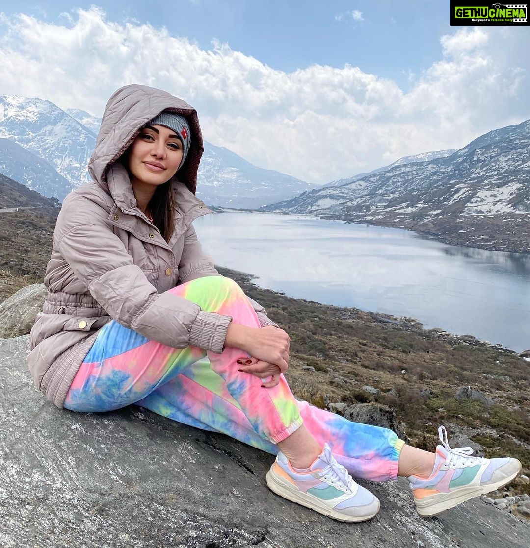 Shefali Jariwala Instagram - Chilling... literally! #freezing #beautiful . . . #sikkim #tsomgolake #awesome #naturelovers #nature #love #nomondayblues #mondaymotivation #picoftheday Tsomgo, Sikkim, India