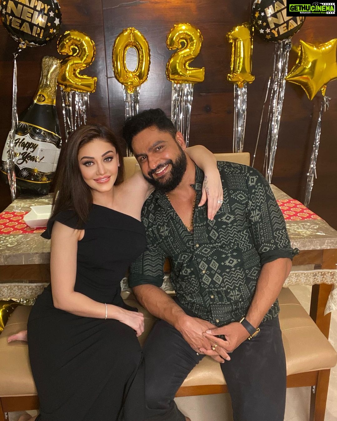 Shefali Jariwala Instagram - Here’s wishing you all the joy of the season. Have a Happy New Year! #happynewyear2021 . . . #happynewyear #happy #lookingforward #2021 #couplegoals #friday #pic #family #excited #instapic