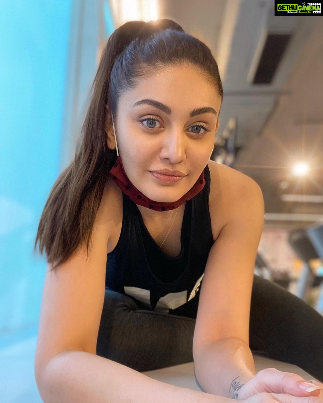Shefali Jariwala Instagram - Fresh as a daisy... #gym #lover . . . #fitness #fitgirl #gymlifestyle #strongnotskinny #instadaily #thursday #pic #picoftheday