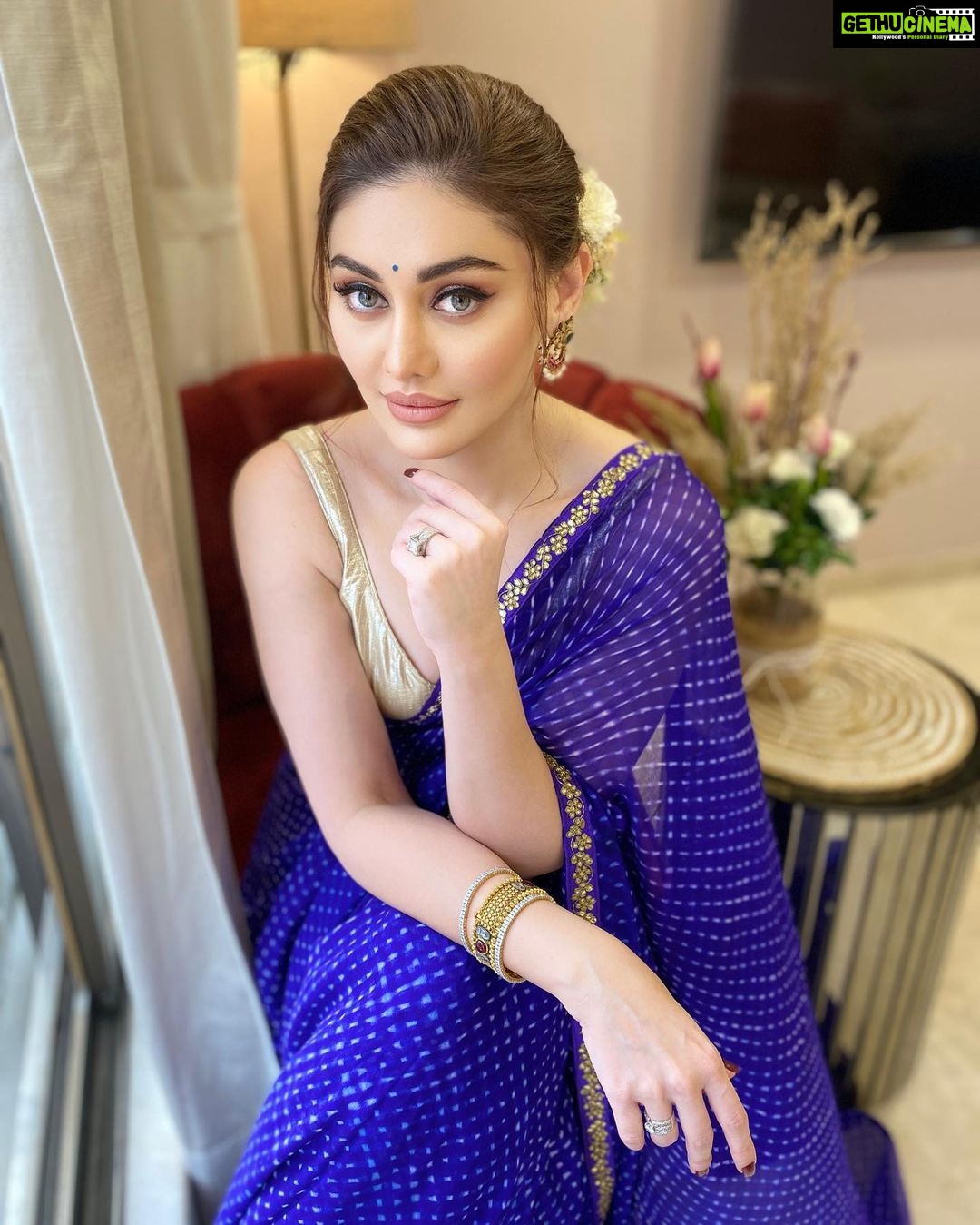 Shefali Jariwala Instagram - Jhuki Jhuki si nazar … #eyesspeaklouderthanwords . . . MUA @rushi.passion #saree #love #ootd #fridayvibes #festive #weekend #mood #instapic