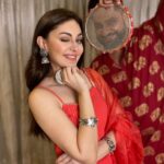 Shefali Jariwala Instagram - Was a goofy #karvachauth... Outfit : @bunaai Jewellery: @moltbox Love everywhere !!! #celebratelife #celebrate #thursdaythoughts #instapic #instagood