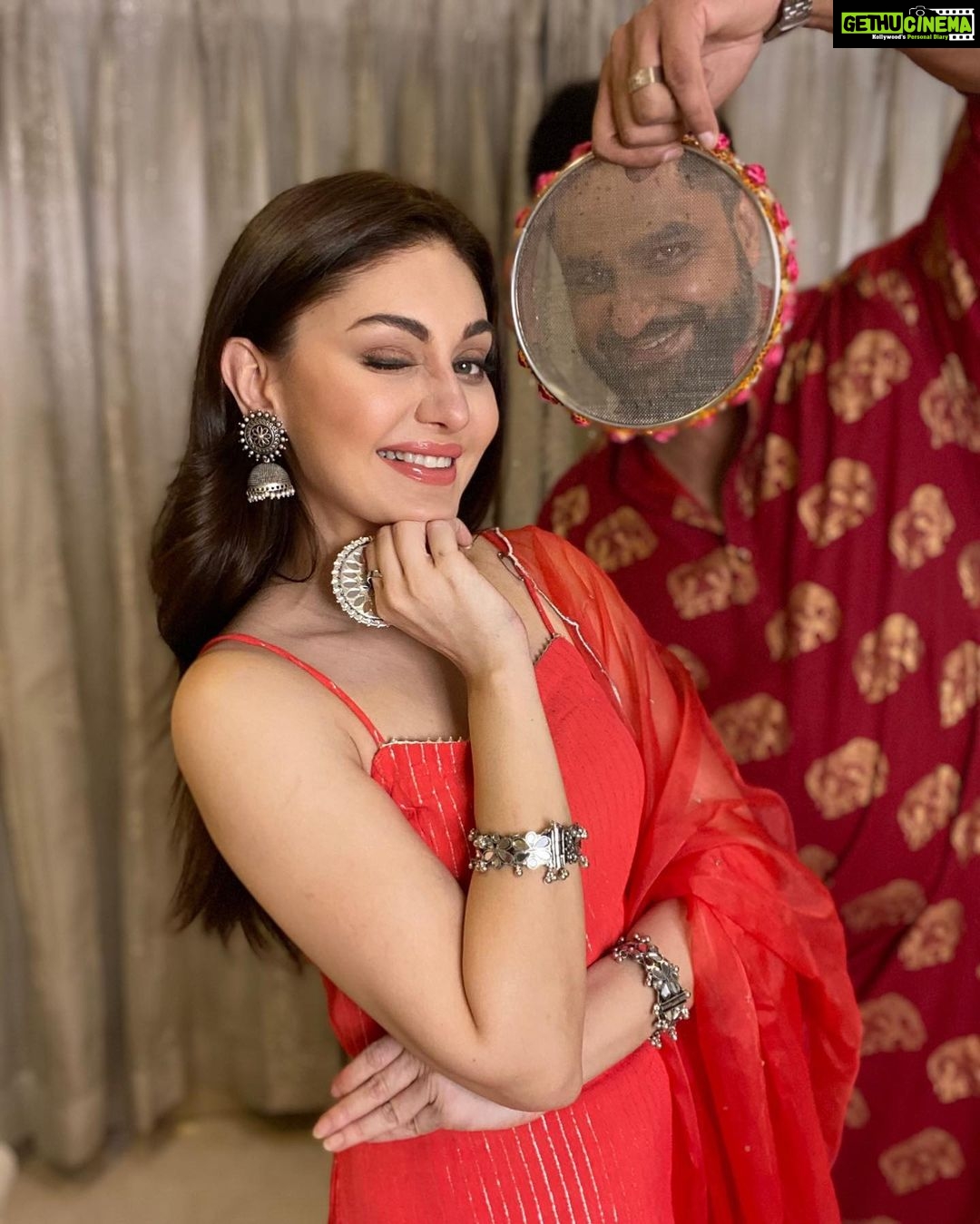 Shefali Jariwala Instagram - Was a goofy #karvachauth... Outfit : @bunaai Jewellery: @moltbox Love everywhere !!! #celebratelife #celebrate #thursdaythoughts #instapic #instagood