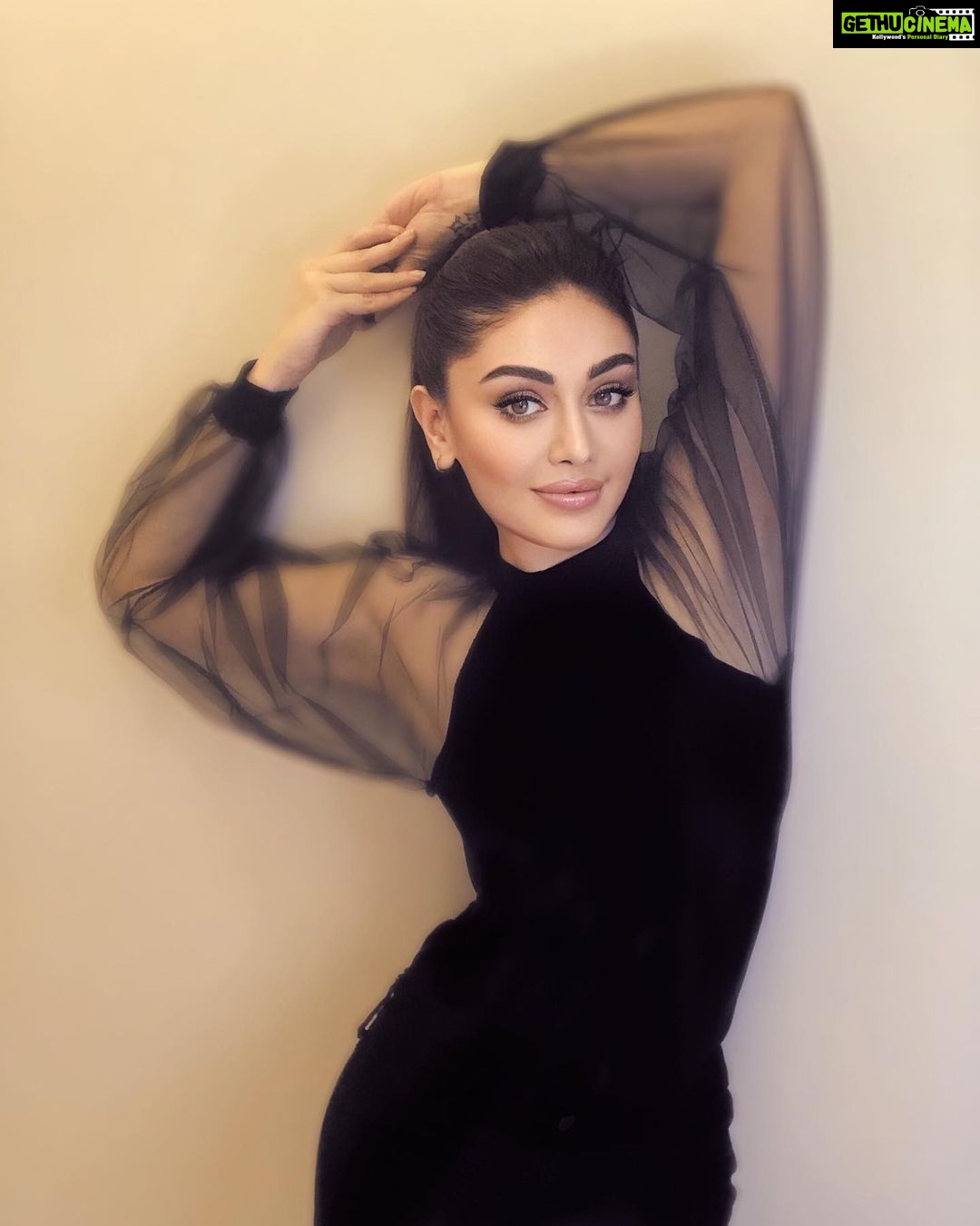Shefali Jariwala Instagram - Black is my happy color... #black #blacklove . . . #pic #mondaymood #nomondayblues #happy #smile #instadaily #picoftheday #newsong #excitement