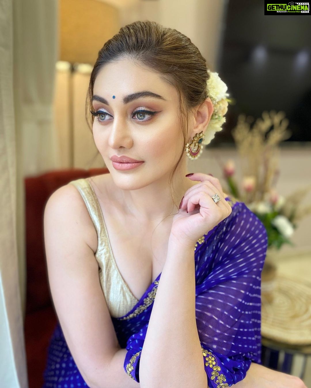 Shefali Jariwala Instagram - Jhuki Jhuki si nazar … #eyesspeaklouderthanwords . . . MUA @rushi.passion #saree #love #ootd #fridayvibes #festive #weekend #mood #instapic