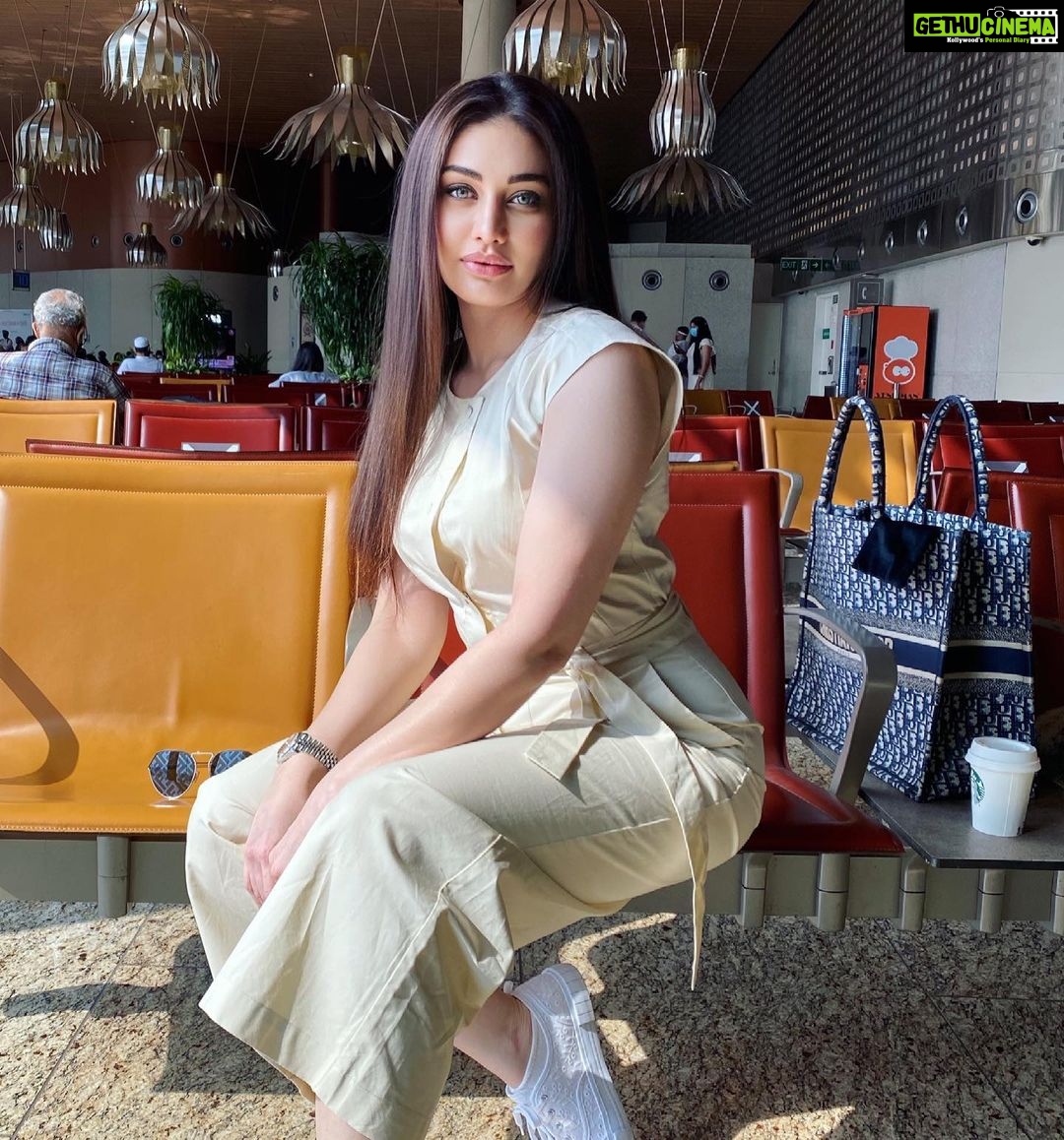 Shefali Jariwala Instagram - #vacaymode @paragtyagi . . . #airportdiaries #travelgram #wanderlust #vacation #mood #instadaily