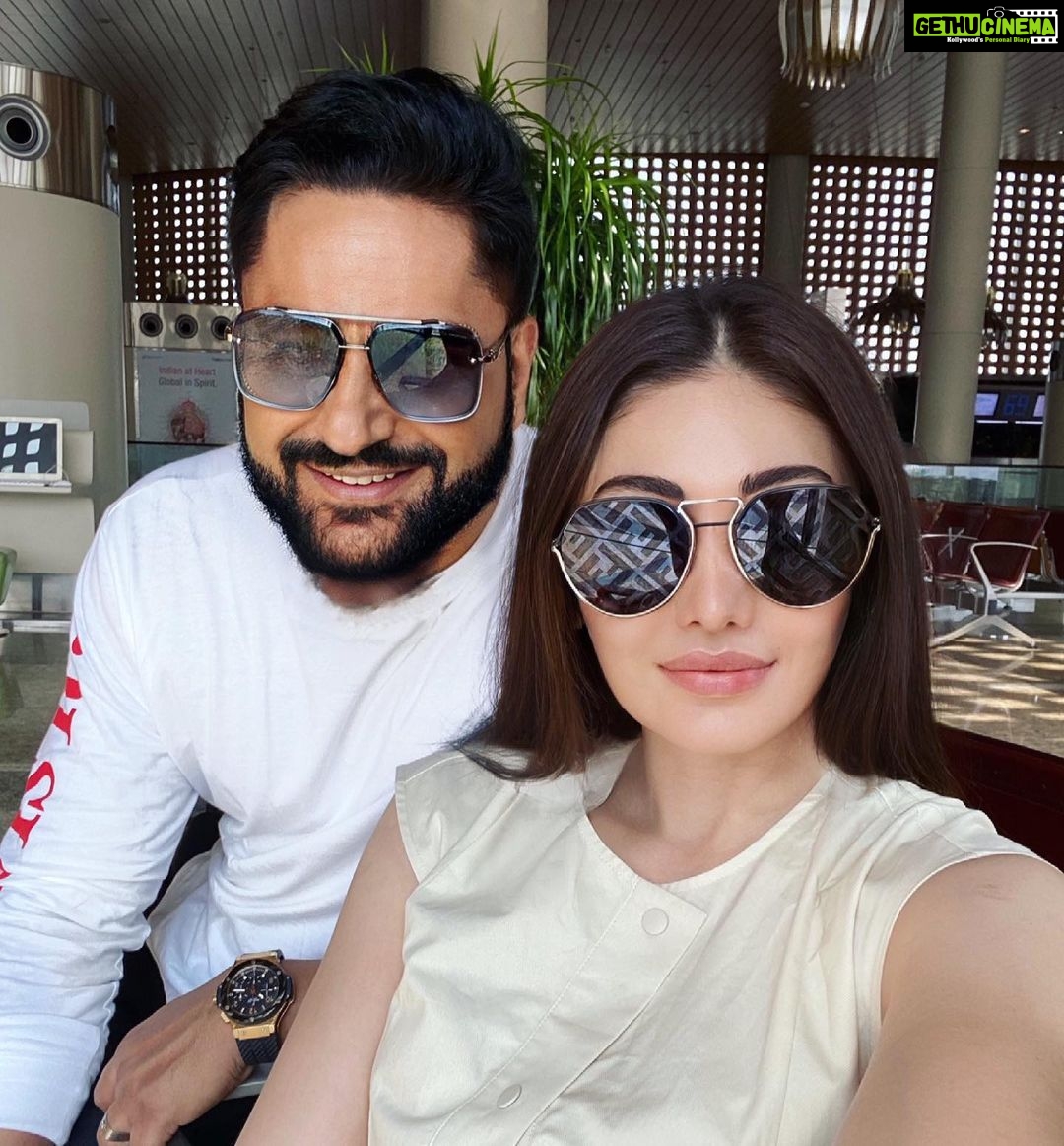 Shefali Jariwala Instagram - #vacaymode @paragtyagi . . . #airportdiaries #travelgram #wanderlust #vacation #mood #instadaily
