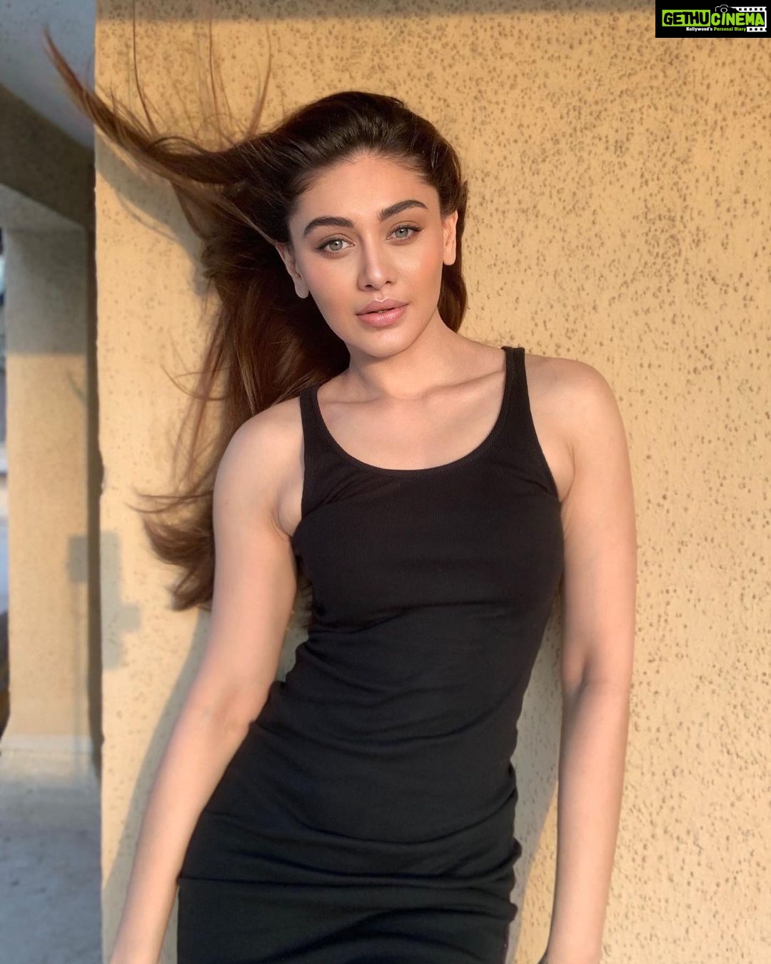 Shefali Jariwala Instagram - Here comes the sun, and I say, it's all right." —The Beatles . . . #summervibes #sunnyday #sun #fun #wednesday #picture #wednesdayvibes #instapic