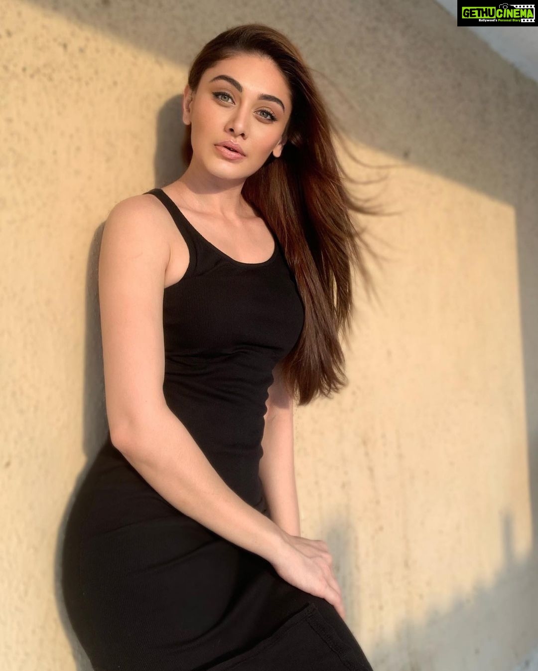 Shefali Jariwala Instagram - Here comes the sun, and I say, it's all right." —The Beatles . . . #summervibes #sunnyday #sun #fun #wednesday #picture #wednesdayvibes #instapic