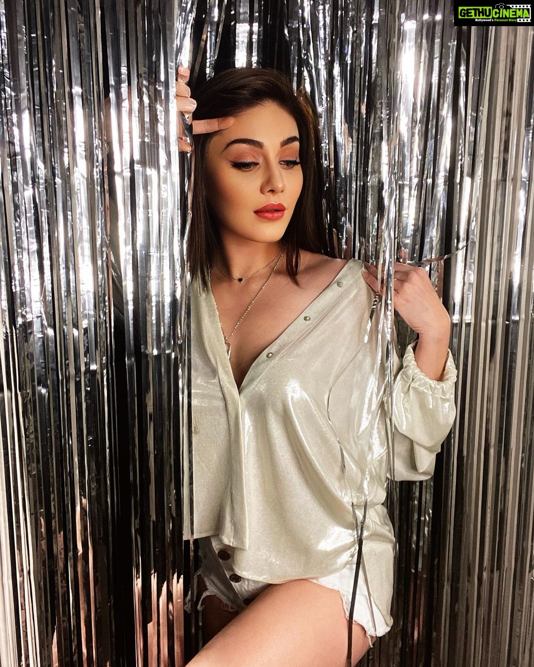 Shefali Jariwala Instagram - I like to be #sparkly ! #shineon . . . #sparkle #shine #nomondayblues #monday #picture #instapic #glowup #instalike