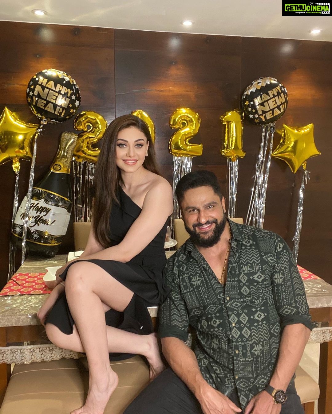 Shefali Jariwala Instagram - Here’s wishing you all the joy of the season. Have a Happy New Year! #happynewyear2021 . . . #happynewyear #happy #lookingforward #2021 #couplegoals #friday #pic #family #excited #instapic