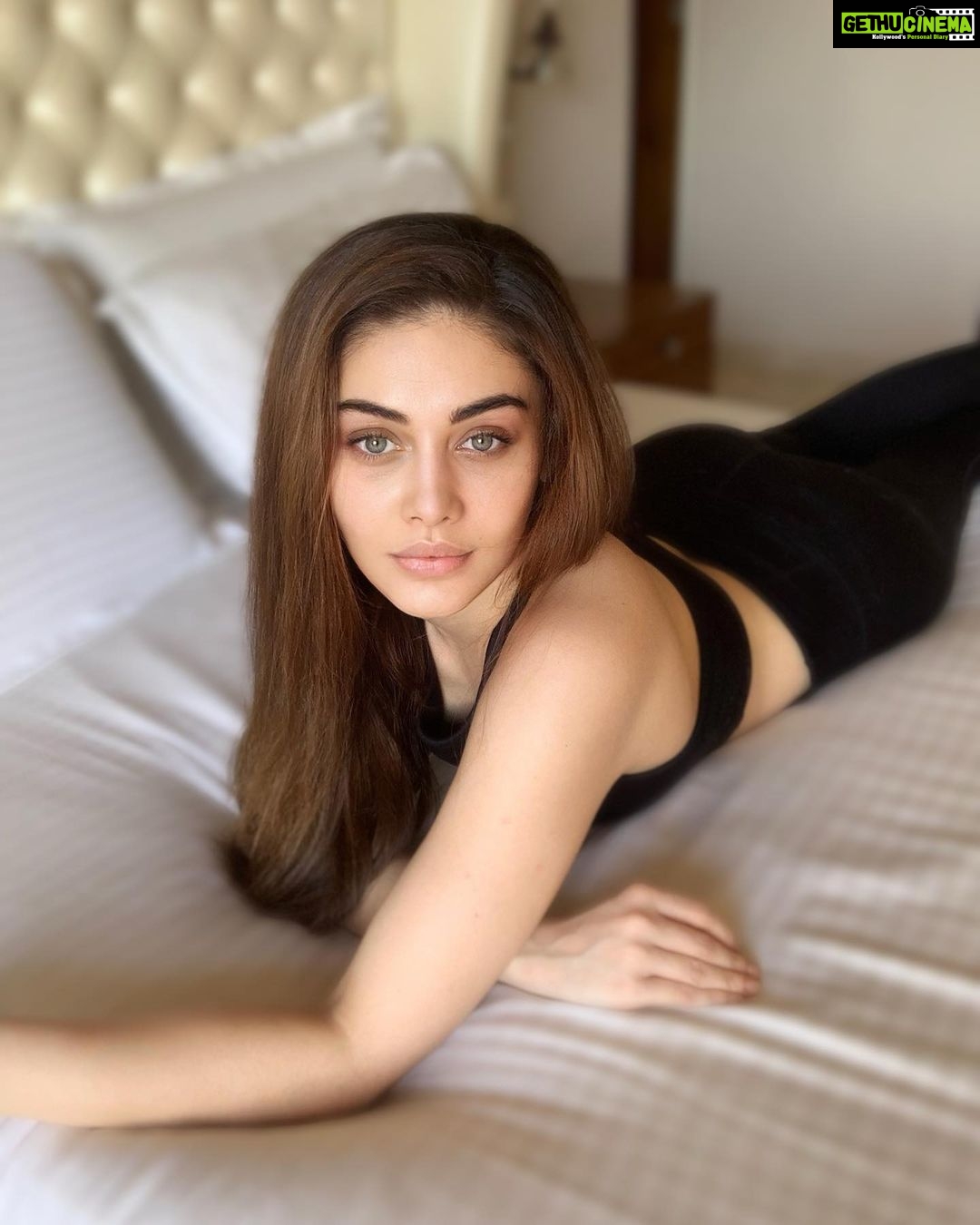 Shefali Jariwala Instagram - Lazy Lazy #sunday ... #sundayvibes . . . #lazy #inbedallday #sundayfunday #picoftheday #holiday #holidayseason #relax #instadaily #instalike