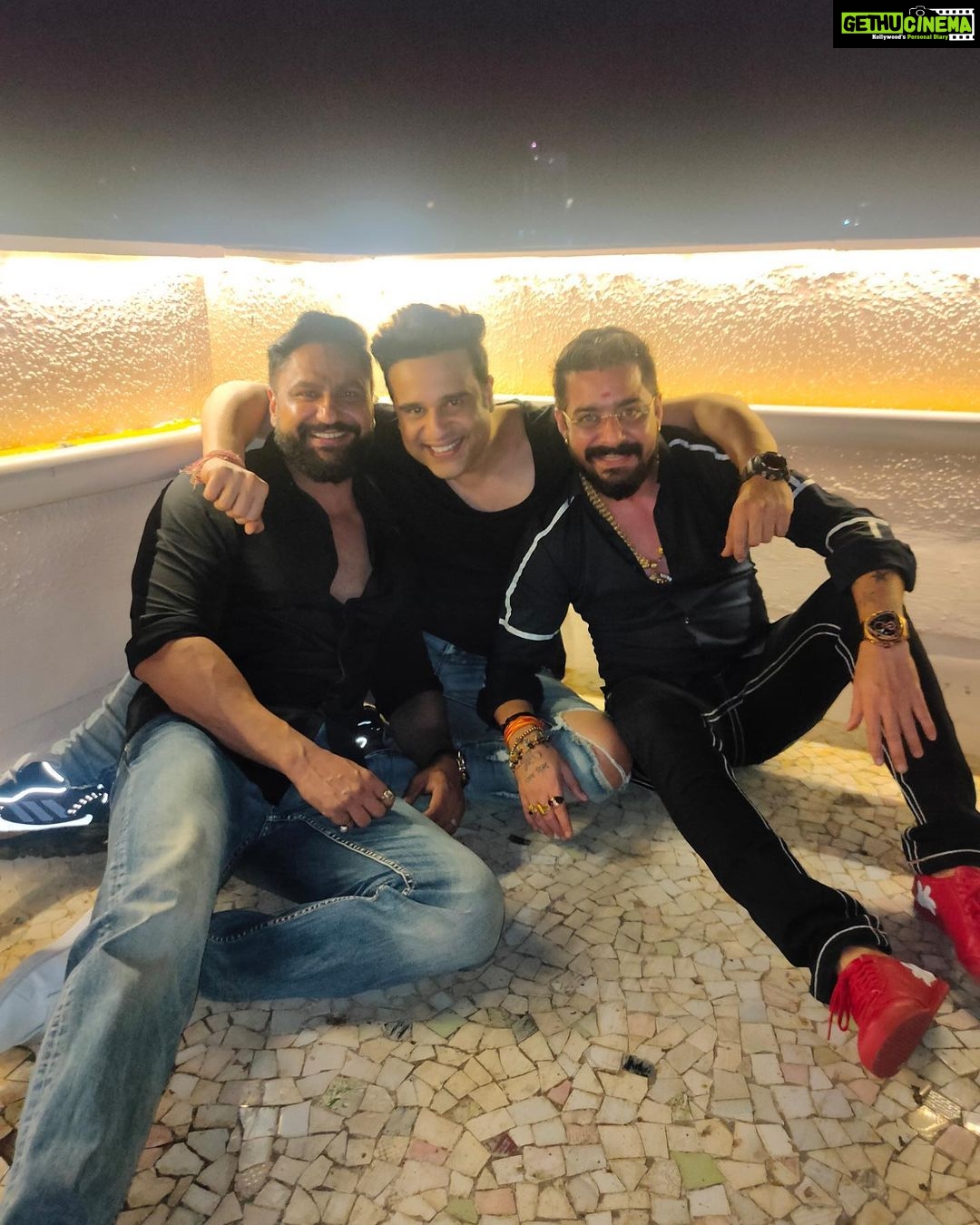 Shefali Jariwala - 225.5K Likes - Last evening was epic!
From the bottom of my heart, I want to say that I am so thankful to you all for showing me so much birthday love...
#birthday #love #hapiness #joy #gratitude
.
.
.
#hindustanibhau #krushnaabhishek #artisingh @karn_malhotra @prynkamundada @kanishkgangwal @rameshpal @paragtyagi
#instalove #rooftopparty #birthday #pic #wednesday #instalike