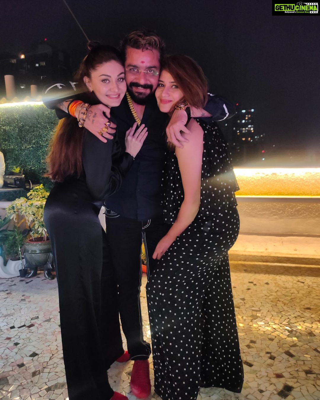 Shefali Jariwala - 225.5K Likes - Last evening was epic!
From the bottom of my heart, I want to say that I am so thankful to you all for showing me so much birthday love...
#birthday #love #hapiness #joy #gratitude
.
.
.
#hindustanibhau #krushnaabhishek #artisingh @karn_malhotra @prynkamundada @kanishkgangwal @rameshpal @paragtyagi
#instalove #rooftopparty #birthday #pic #wednesday #instalike