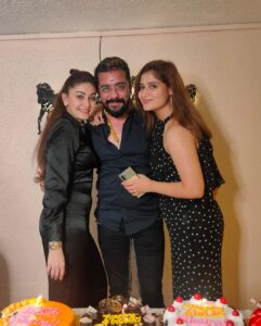 Shefali Jariwala Instagram - Last evening was epic!
From the bottom of my heart, I want to say that I am so thankful to you all for showing me so much birthday love... 
#birthday #love #hapiness #joy #gratitude 
.
.
.
#hindustanibhau #krushnaabhishek #artisingh @karn_malhotra @prynkamundada @kanishkgangwal @rameshpal @paragtyagi 
#instalove #rooftopparty #birthday #pic #wednesday #instalike