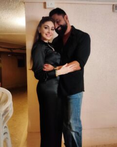 Shefali Jariwala Instagram - Last evening was epic!
From the bottom of my heart, I want to say that I am so thankful to you all for showing me so much birthday love... 
#birthday #love #hapiness #joy #gratitude 
.
.
.
#hindustanibhau #krushnaabhishek #artisingh @karn_malhotra @prynkamundada @kanishkgangwal @rameshpal @paragtyagi 
#instalove #rooftopparty #birthday #pic #wednesday #instalike