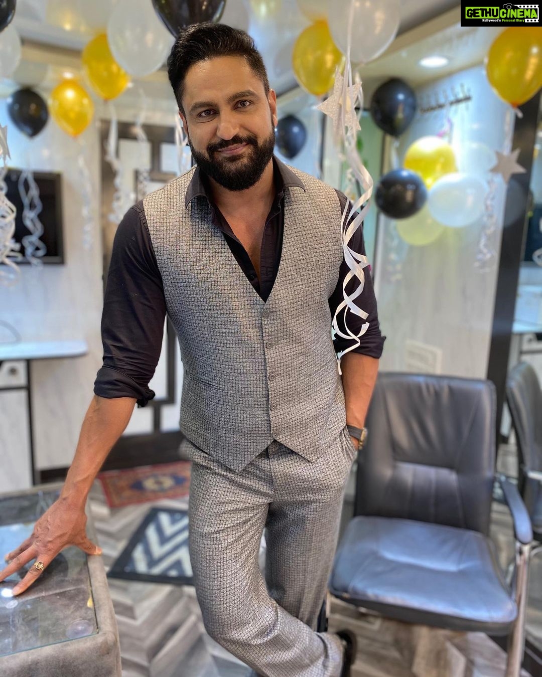 Shefali Jariwala Instagram - Super Birthday surprise!!! ❤️ @paragtyagi #birthday #surprise #happiness #husbandlove #love #instalove #pic #couplegoals #joy