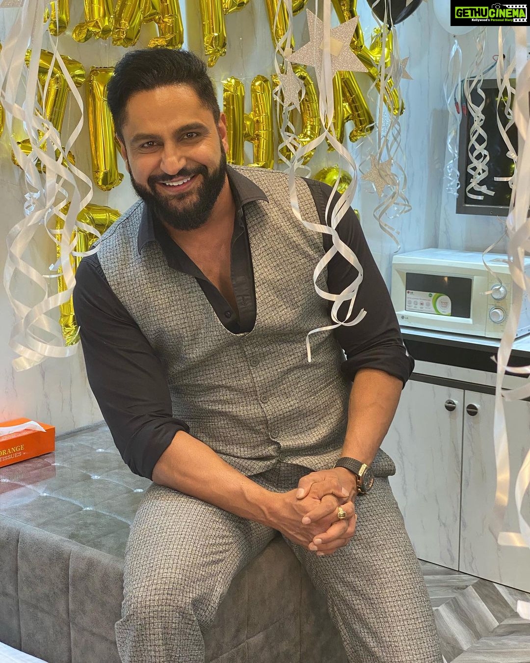 Shefali Jariwala Instagram - Super Birthday surprise!!! ❤️ @paragtyagi #birthday #surprise #happiness #husbandlove #love #instalove #pic #couplegoals #joy