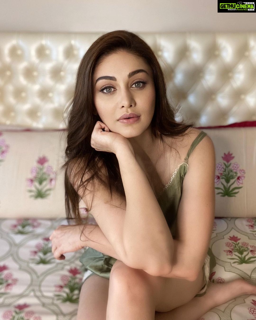 Shefali Jariwala Instagram - Monday is great if I can spend it in bed.... #mondayblues . . . #mondaymood #chill #relax #inbed #glow #picture #instadaily #instalike