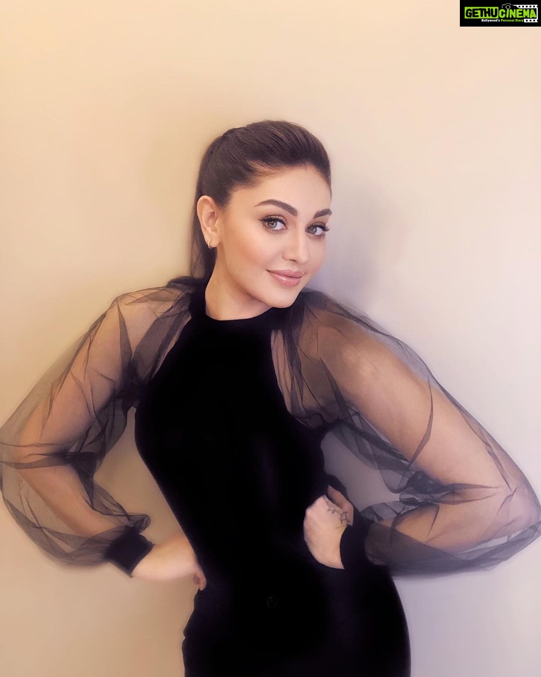 Shefali Jariwala Instagram - Black is my happy color... #black #blacklove . . . #pic #mondaymood #nomondayblues #happy #smile #instadaily #picoftheday #newsong #excitement