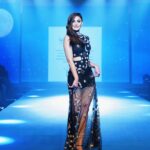 Shefali Jariwala Instagram - Moonstruck! 🌕🌖🌗🌘🌑🌒🌓🌔🌙 @timesfashionweek @etimeslifestyle @inifdindoretimesfashionweek @inifd.indore @salehayohann . . . @makeup.yasmin @shefali_hairstylist.81 #runway #fashionweek #timesfashionweekindore #timesfashionweek #indore #ootd #instafashion #ramplife #showstopper #chic #black #moonlovers