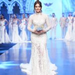 Shefali Jariwala Instagram - In full-on fairy-tale mode !!! ❤️❤️❤️❤️❤️❤️❤️❤️❤️❤️ @inifdvashi @timesfashionweek @darwinplatformgroupofcpmpanies @makeup.yasmin @shefali_hairstylist.81 . . . #timesfashionweek #2022 #btfashionweek #runwaywalk #showstopper #white #love #instafashion #fashionweek Mumbai, Maharashtra