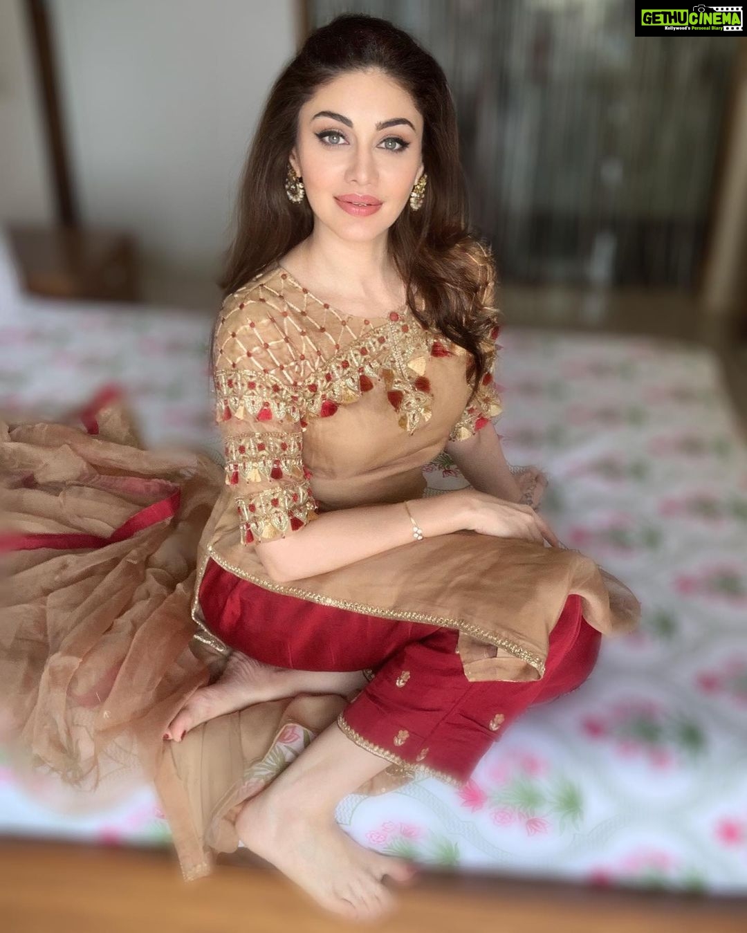 Shefali Jariwala Instagram - The joy of dressing is in wearing an Indian dress! #india #ganpati2020 Styled by @stylebytaashvi Outfit @vves_by_mona_agrawal @vblitzcommunications . . . #indianattire #festive #goodvibes #love #instadaily #instapic #happy #thursdayvibes #thursdaymood