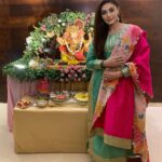 Shefali Jariwala Instagram - Our traditional fashion is pure. Sometimes I just wanna wear it like this, without ruining it with the “western touches”. #indianattire @stylebytaashvi Outfit @label_shivanisabharwal @viralmantra Bracelet @golecha_jewels Earrings and ring @kohar_jewellery @vblitzcommunications . . #indianethnic #shinebright #glowup #sparkle #instalike #pictureoftheday #instadaily #ganpati2020