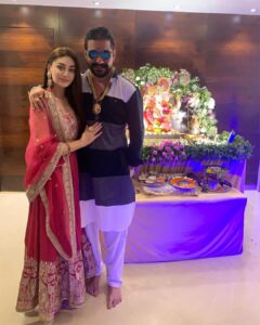 Shefali Jariwala Instagram - Ganpati Bappa Morya !! May my Bappa shower Bhau and his family with his choicest blessings and fulfill all his wishes 🙏🏻😊 #ganpatibappamorya . . . #ganpati2020 #ganpatibappa #celebrations #happy #blessed #blessedbeyondmeasure #instalove #positivevibes #instapic