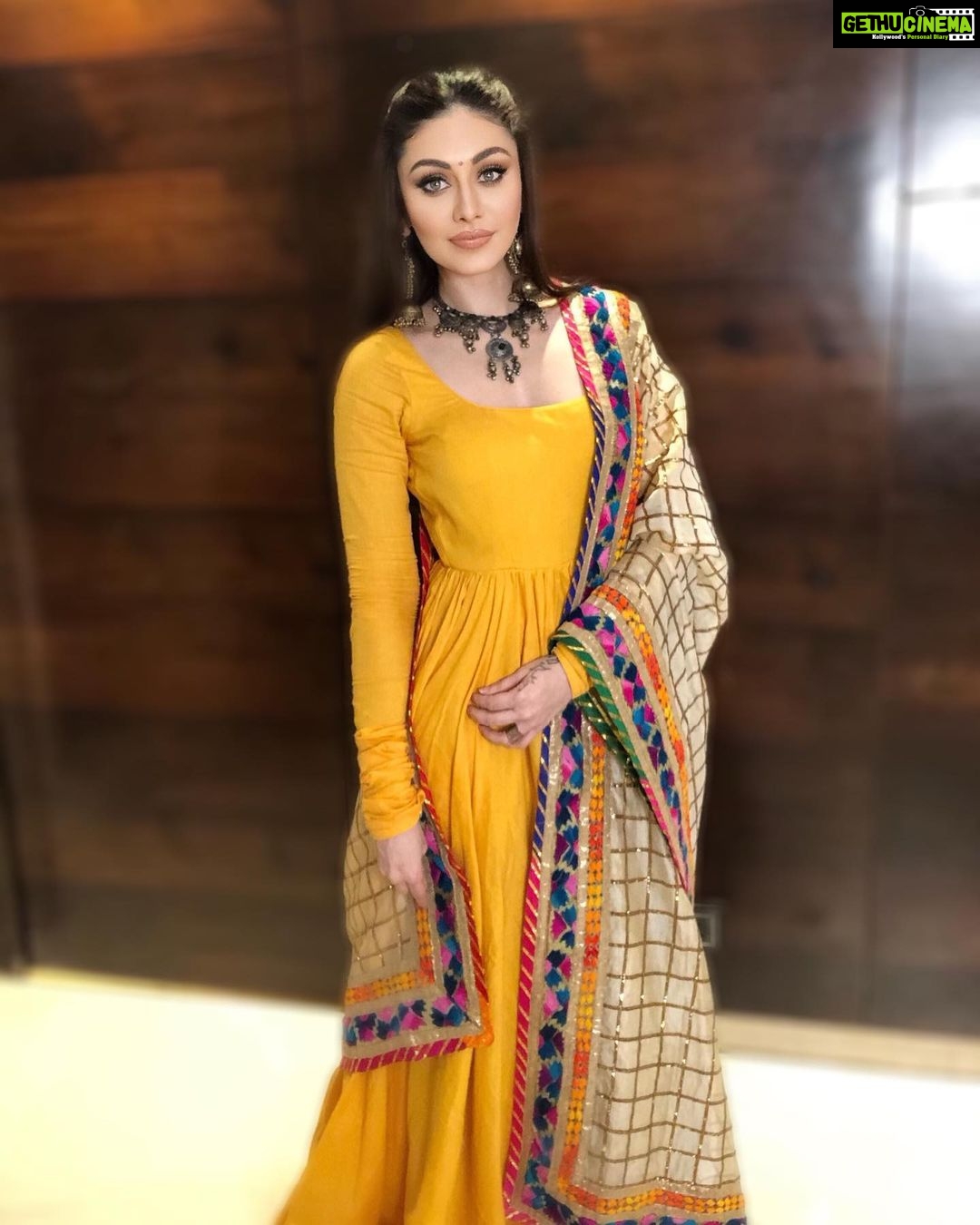 Shefali Jariwala Instagram - "Live life in warm yellows." Outfit & Jwellery @_mrunalmistry_ #indian #festive #navratri . . . #dressup #festivevibes #blessedbeyondmeasure #gratitude #navratri2020 #instalike #instapic