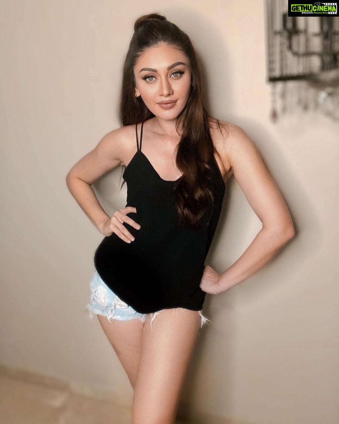 Shefali Jariwala Instagram - Sometimes I pose, but sometimes I pose as posing. ...😉 #pose #poser . . . #poseperfect #happygirl #wednesdayvibes #instapic #picoftheday #instalike #chilled #wednesday