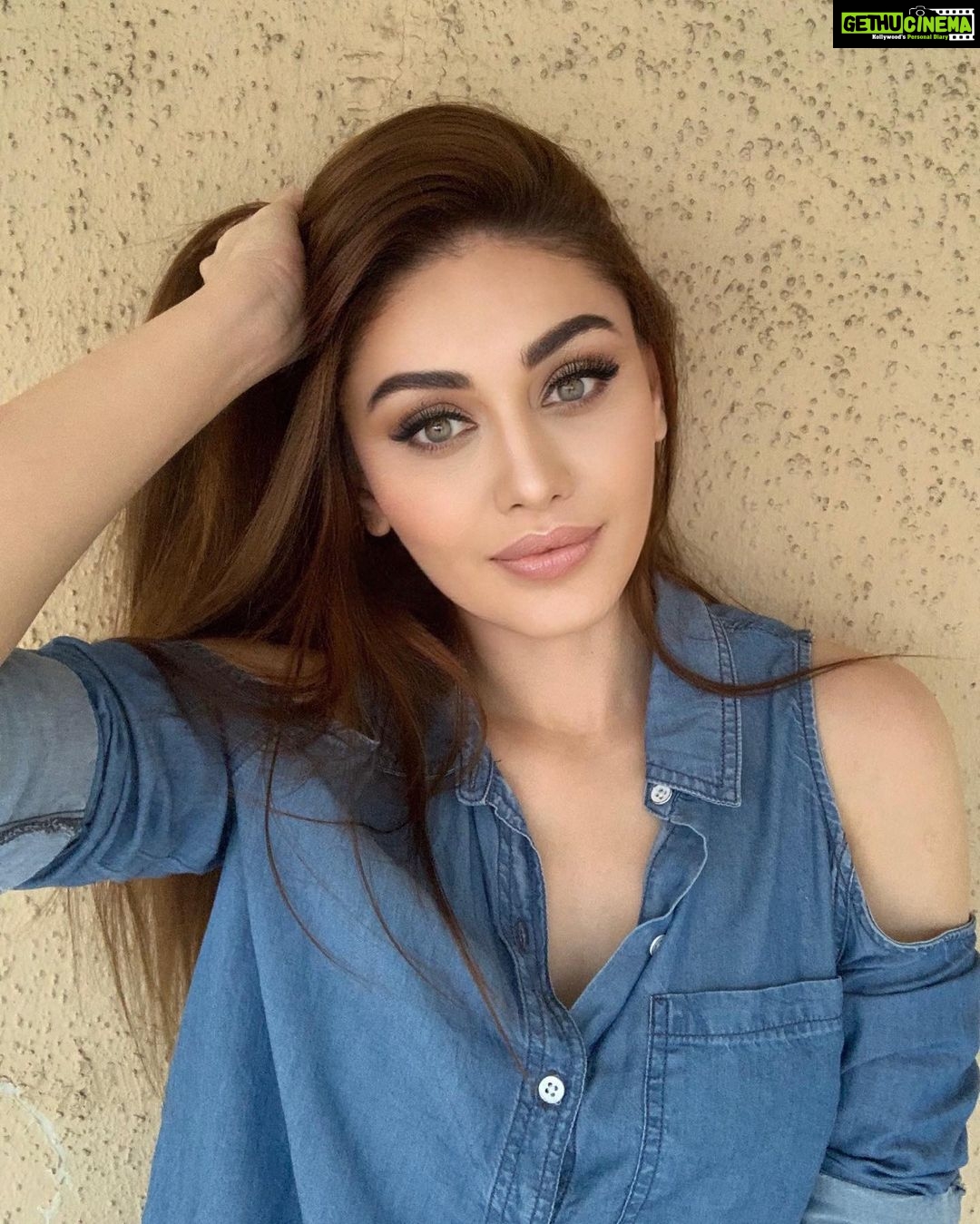 Shefali Jariwala Instagram - #sundayvibes . . . #chillin #sunday #relax #sunshinestateofmind #happygirl #instapic #instamood #love