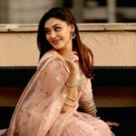 Shefali Jariwala Instagram - Smile big, laugh often….☺️☺️☺️ #happygirlsaretheprettiest Wearing @gopivaiddesigns @makeup.yasmin @iam_kunalverma . . . #smile #smilemore #feelingood #happiness #positivity #instagood #tuesdaythoughts #love #light #peachy #peachykeen