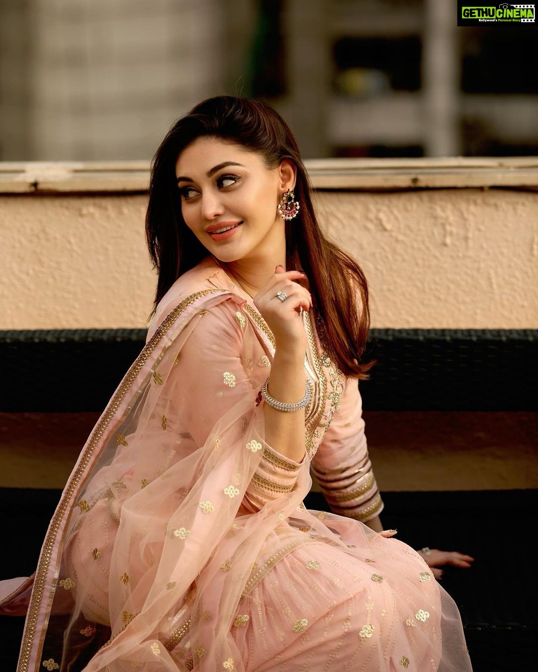 Shefali Jariwala Instagram - Smile big, laugh often….☺️☺️☺️ #happygirlsaretheprettiest Wearing @gopivaiddesigns @makeup.yasmin @iam_kunalverma . . . #smile #smilemore #feelingood #happiness #positivity #instagood #tuesdaythoughts #love #light #peachy #peachykeen