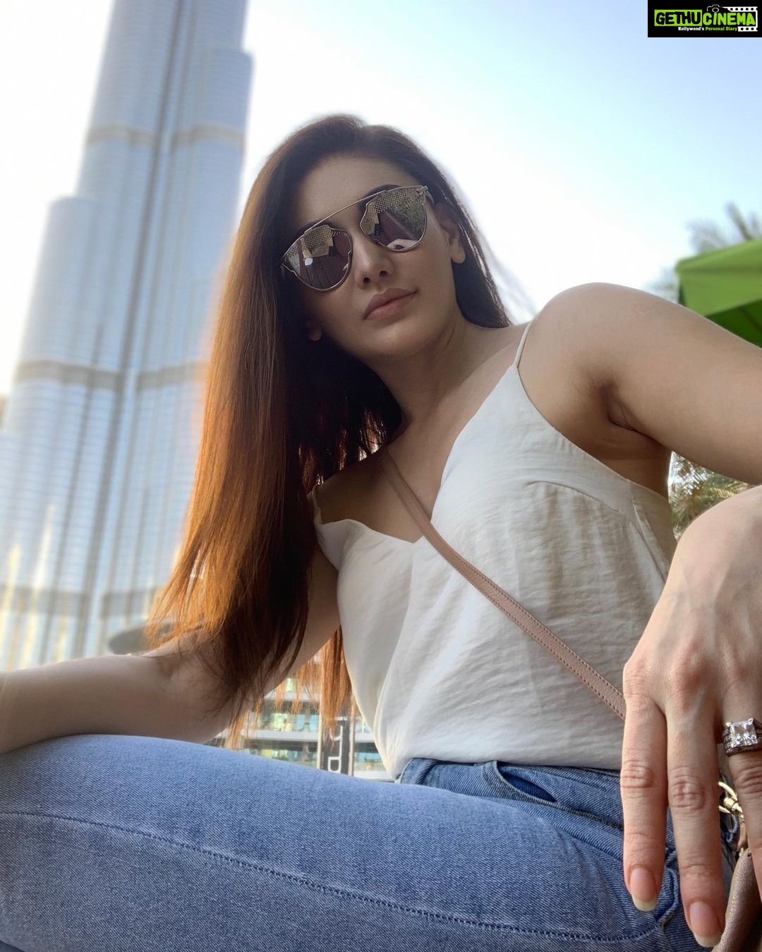 Shefali Jariwala Instagram - #sunnyday #summervibes . . . #dubai #travelgram #pictureoftheday #instadaily Burj Khalifa