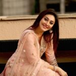 Shefali Jariwala Instagram - Smile big, laugh often….☺️☺️☺️ #happygirlsaretheprettiest Wearing @gopivaiddesigns @makeup.yasmin @iam_kunalverma . . . #smile #smilemore #feelingood #happiness #positivity #instagood #tuesdaythoughts #love #light #peachy #peachykeen
